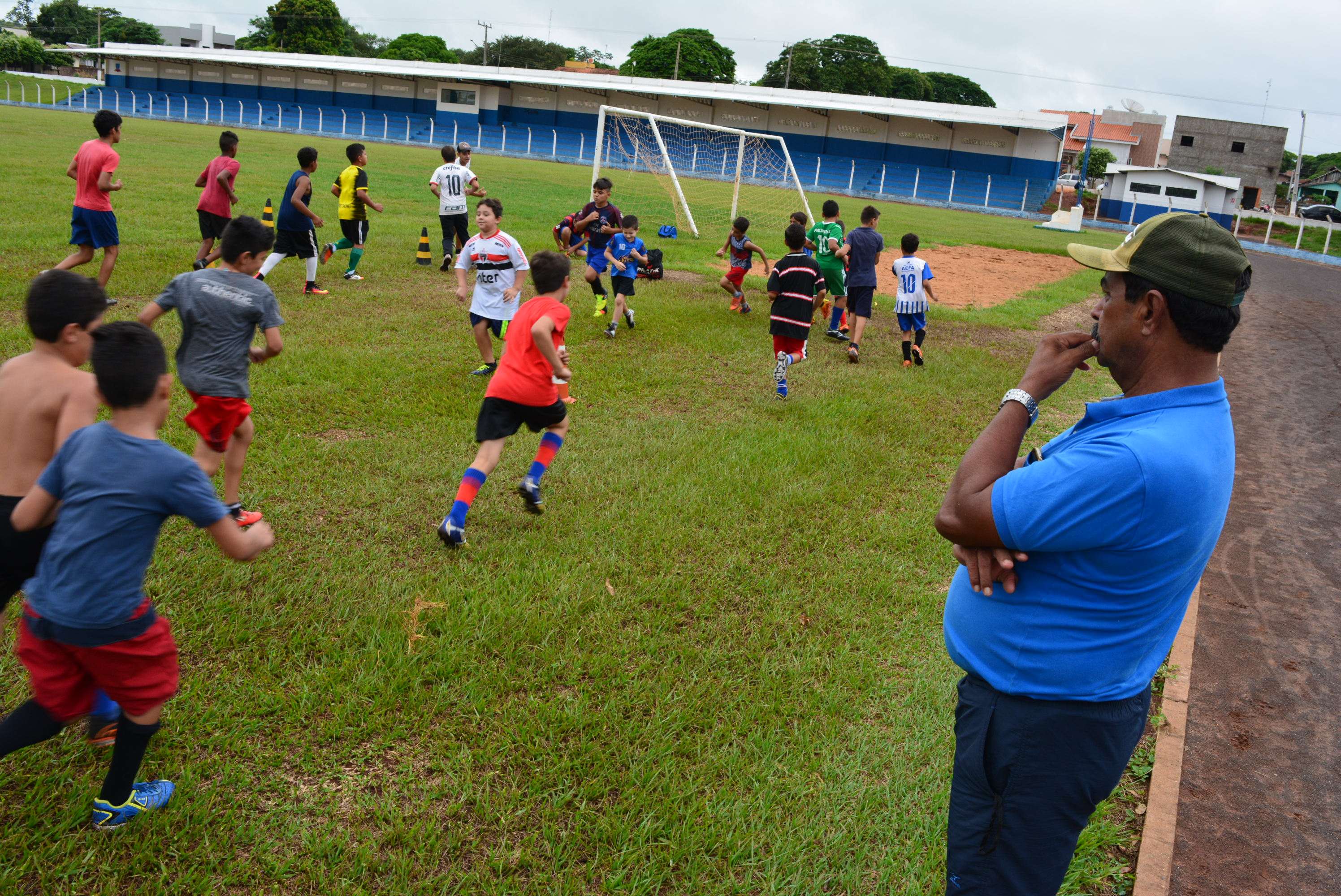 Escolinha de Futebol da Prefeitura reinicia os treinos atendendo garotos de 8 a 15 anos