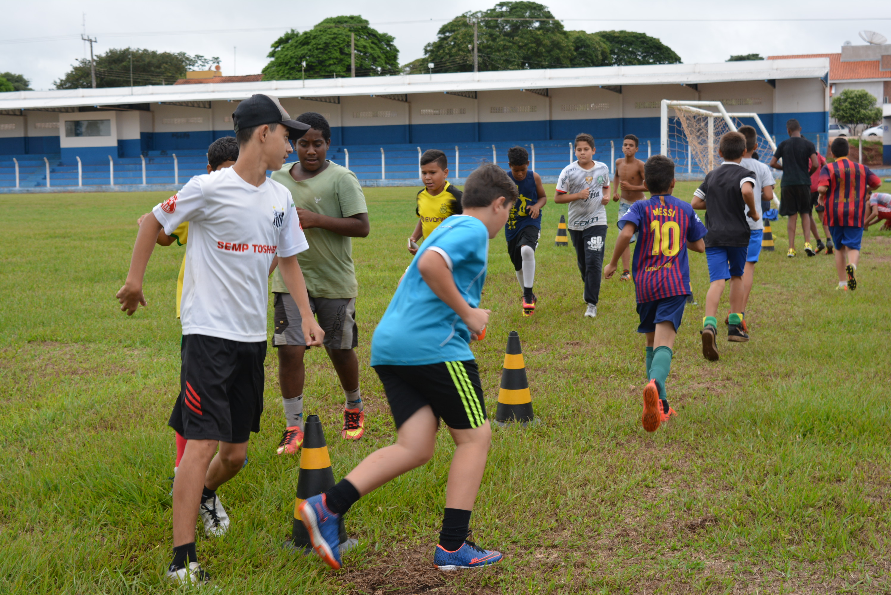 Escolinha de Futebol da Prefeitura reinicia os treinos atendendo garotos de 8 a 15 anos