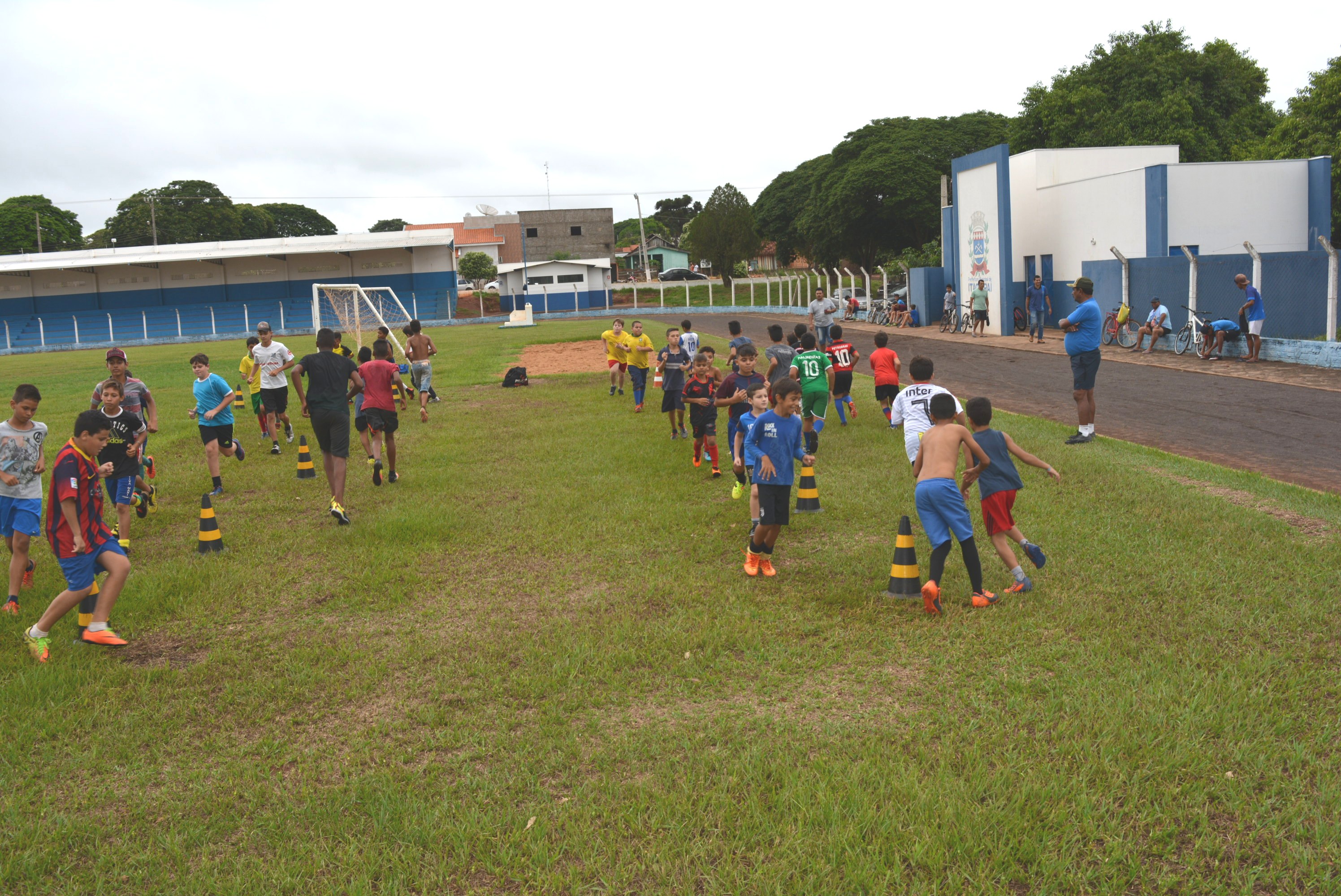 Escolinha de Futebol da Prefeitura reinicia os treinos atendendo garotos de 8 a 15 anos
