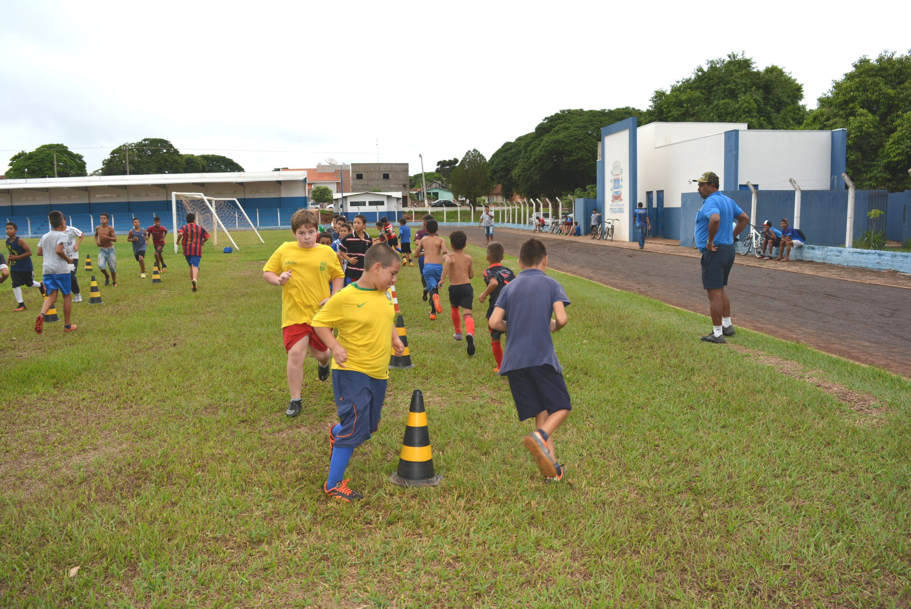 Escolinha de Futebol da Prefeitura reinicia os treinos atendendo garotos de 8 a 15 anos