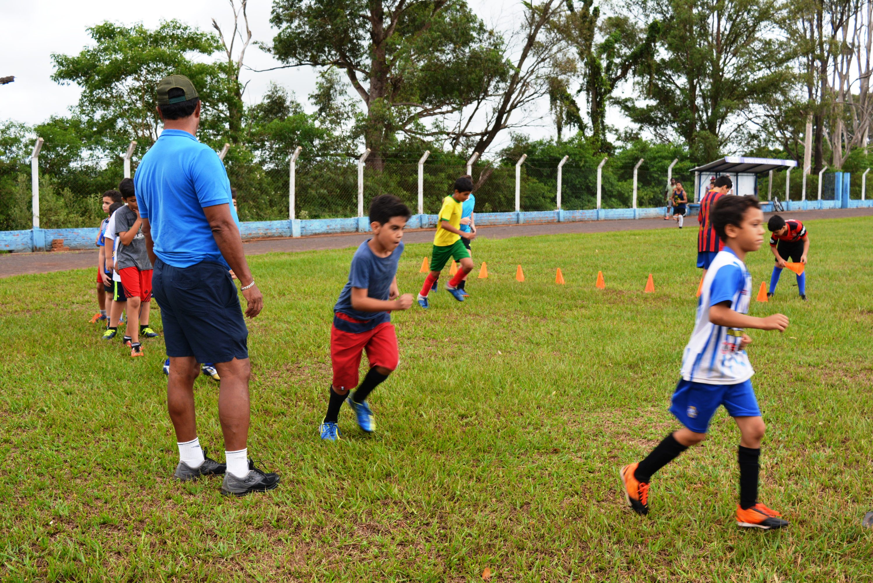 Escolinha de Futebol da Prefeitura reinicia os treinos atendendo garotos de 8 a 15 anos