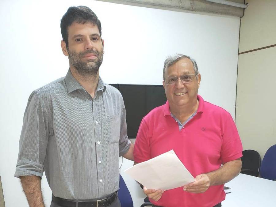 Superintendente de Indústria, Comércio, Serviço e Turismo, Bruno Gouveia Bastos ao receber do prefeito Ricardo Fávaro (à direita), reivindicação para instalação de indústria em Itaquiraí. Foto: Divulgação