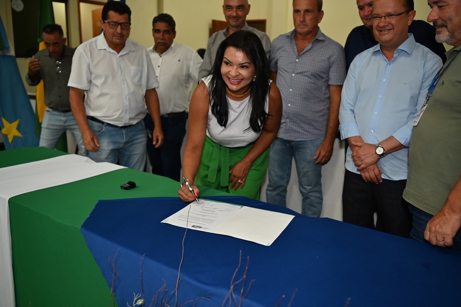 Prefeito Thalles Tomazelli, governador em exercício Barbosinha e vereadores entregam obras de saneamento e assinam autorização para o convênio de reforma e revitalização da Praça Santos Tomazelli e cooperação para instalação do Corpo de Bombeiros de Itaquiraí