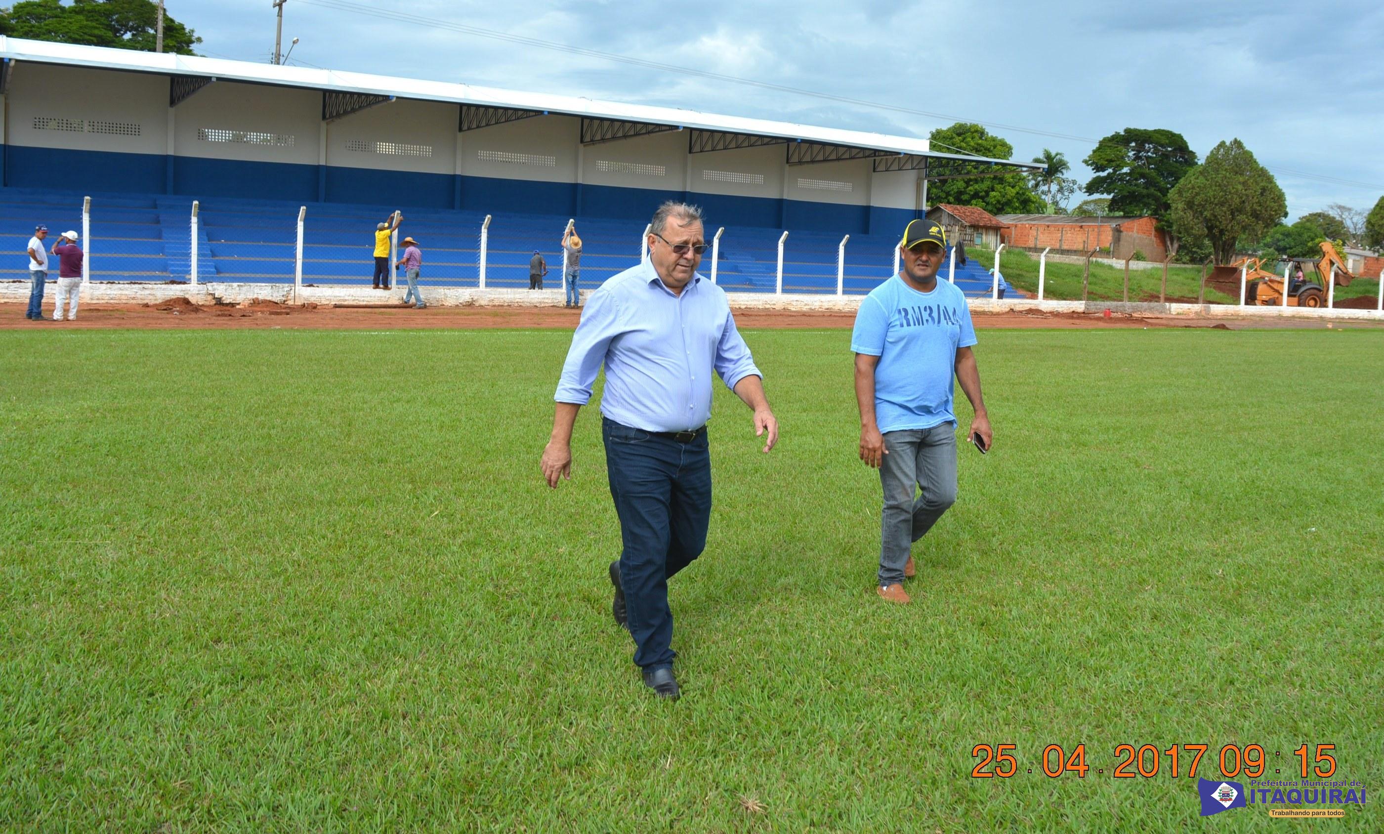 Prefeito Ricardo Fávaro vistoria as obras de modernização do estádio Carminatão