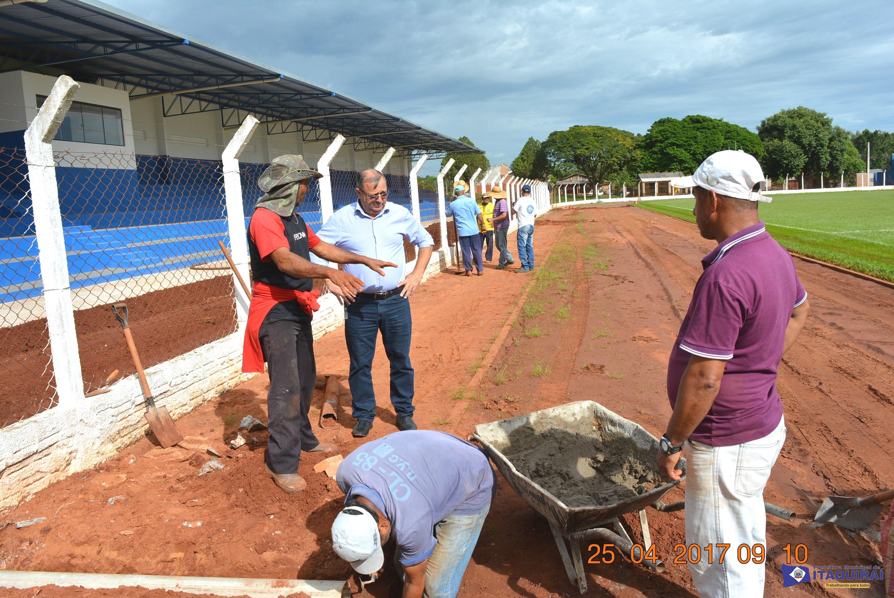 Prefeito Ricardo Fávaro vistoria as obras de modernização do estádio Carminatão