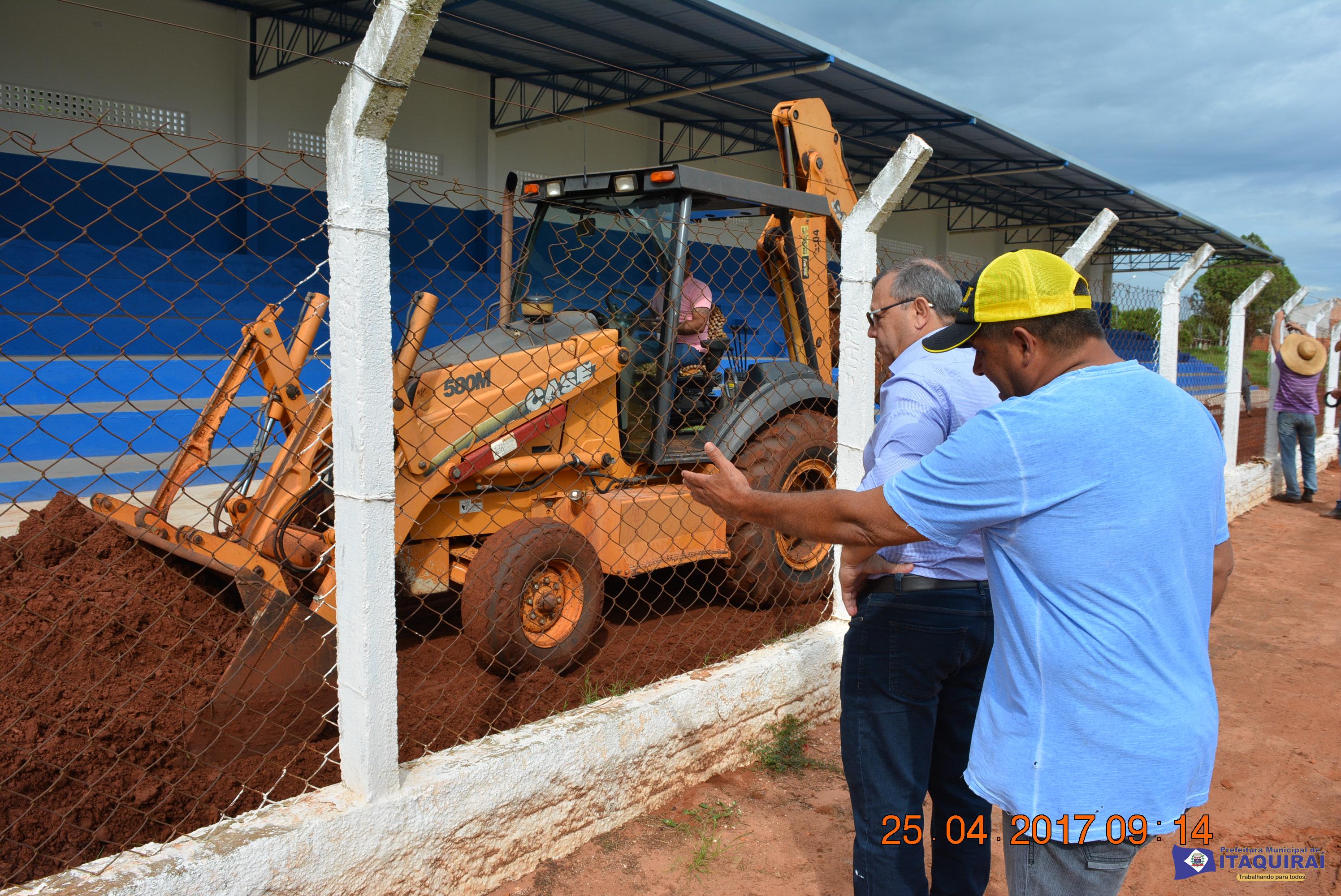 Prefeito Ricardo Fávaro vistoria as obras de modernização do estádio Carminatão