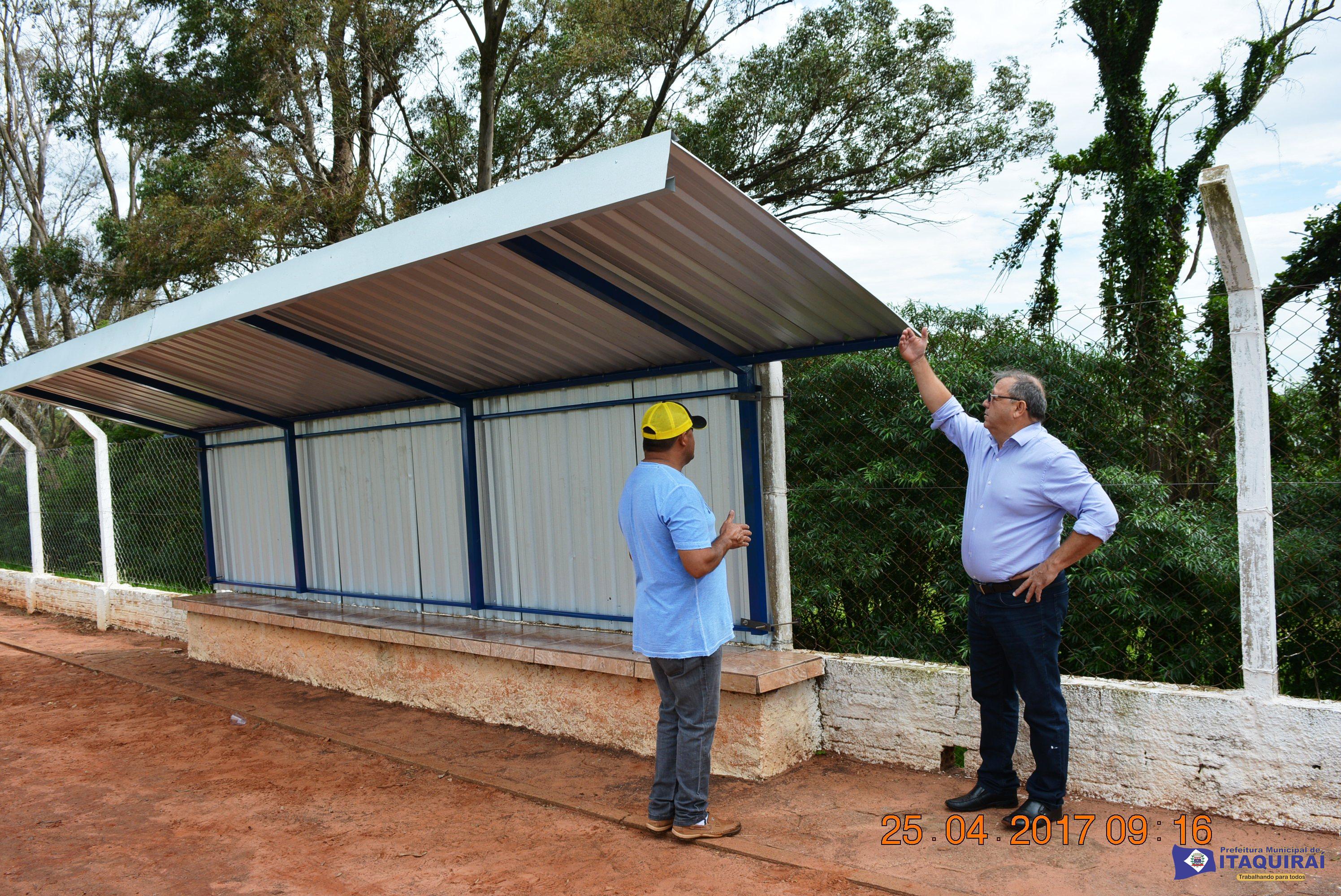 Prefeito Ricardo Fávaro vistoria as obras de modernização do estádio Carminatão