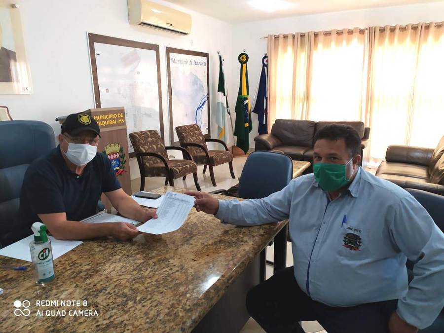 Prefeito Ricardo Fávaro (à esquerda) ao receber planilha do Secretário de Finanças, Zé Belo, garantindo a liberação dos salários na véspera do Dia do Trabalhador. Foto: Guiomar Biondo