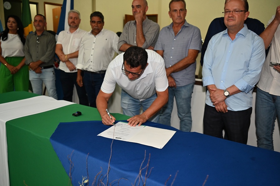 Prefeito Thalles Tomazelli, governador em exercício Barbosinha e vereadores entregam obras de saneamento e assinam autorização para o convênio de reforma e revitalização da Praça Santos Tomazelli e cooperação para instalação do Corpo de Bombeiros de Itaquiraí