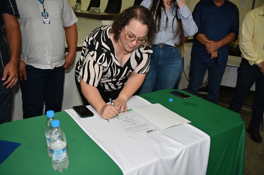 Prefeito Thalles Tomazelli, governador em exercício Barbosinha e vereadores entregam obras de saneamento e assinam autorização para o convênio de reforma e revitalização da Praça Santos Tomazelli e cooperação para instalação do Corpo de Bombeiros de Itaquiraí