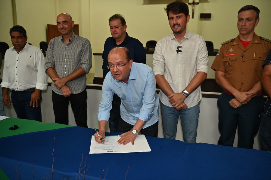 Prefeito Thalles Tomazelli, governador em exercício Barbosinha e vereadores entregam obras de saneamento e assinam autorização para o convênio de reforma e revitalização da Praça Santos Tomazelli e cooperação para instalação do Corpo de Bombeiros de Itaquiraí
