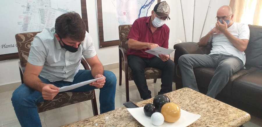 Prefeito eleito Thalles analisa planilha de obras e investimentos que estão sendo feitos atualmente pela atual administração do prefeito Ricardo (ao centro).