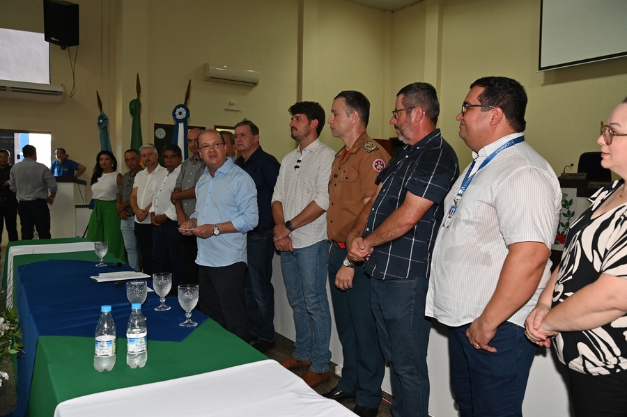 Prefeito Thalles Tomazelli, governador em exercício Barbosinha e vereadores entregam obras de saneamento e assinam autorização para o convênio de reforma e revitalização da Praça Santos Tomazelli e cooperação para instalação do Corpo de Bombeiros de Itaquiraí