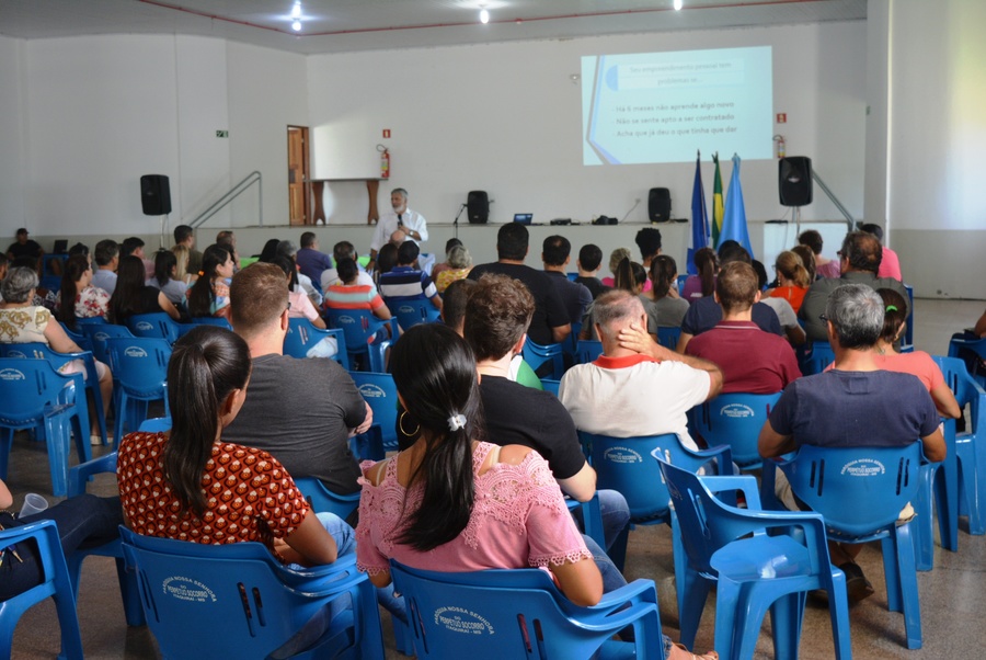 Palestra para servidores da Prefeitura trouxe a Itaquiraí o renomado psicanalista Dr. Jairo de Paula