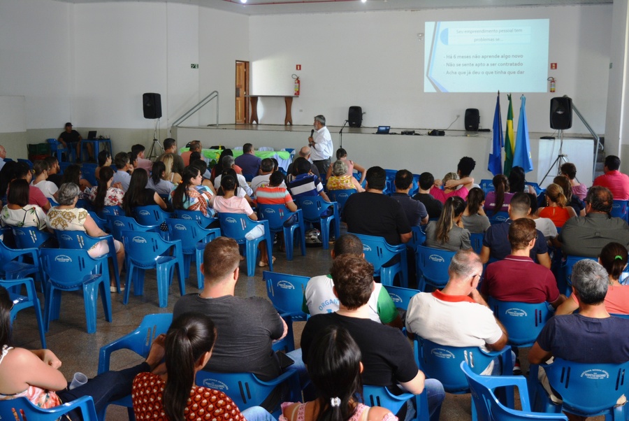 Palestra para servidores da Prefeitura trouxe a Itaquiraí o renomado psicanalista Dr. Jairo de Paula