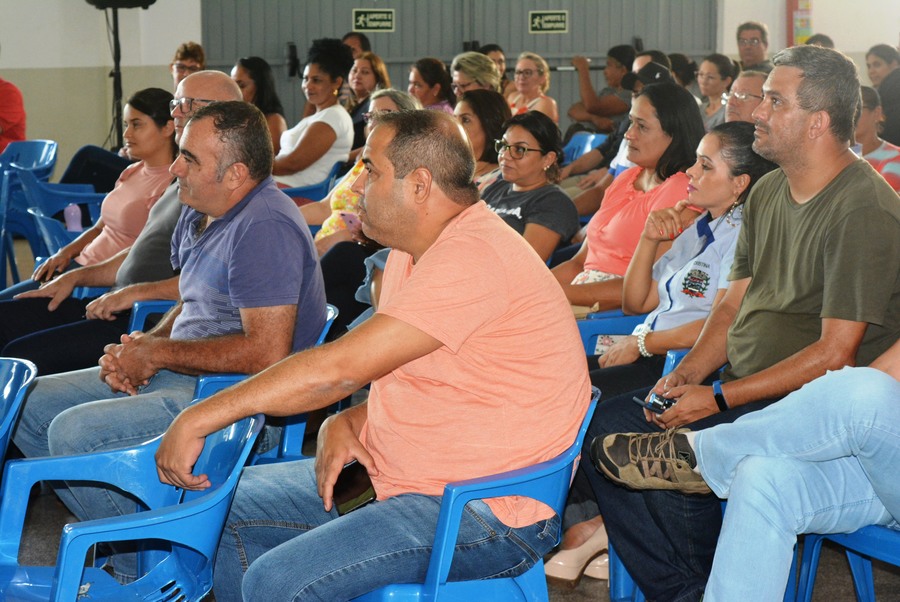 Palestra para servidores da Prefeitura trouxe a Itaquiraí o renomado psicanalista Dr. Jairo de Paula