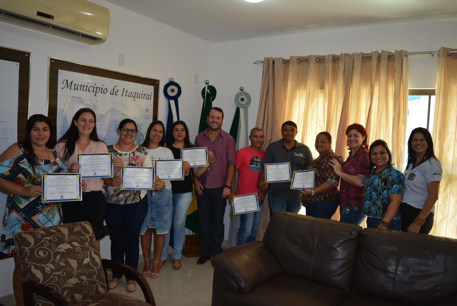 Conselheiros tutelares de Itaquiraí, titulares e suplentes, durante a diplomação e posse feita pelo vice-prefeito Mano (ao centro). Foto: Guiomar Biondo