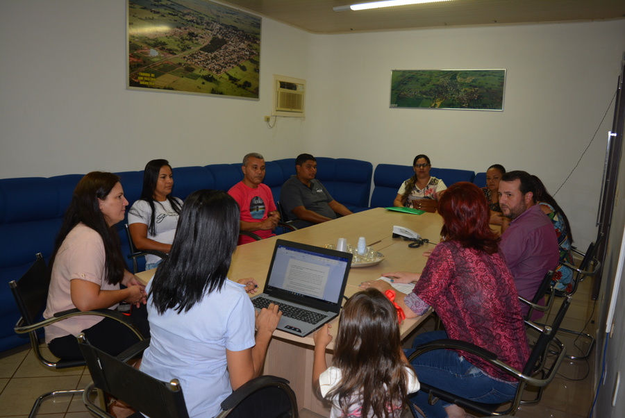 Momento em que a presidente do CMDCA, Rubia Duran, mantinha a primeira reunião para posse dos novos conselheiros do CT de Itaquiraí. Foto: Guiomar Biondo