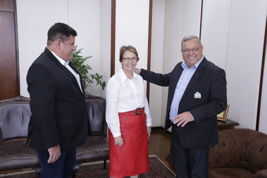 Ministra da Agricultura, Tereza Cristina, confirma ao prefeito Ricardo (à direita), recursos para Itaquiraí, em audiência acompanhada pelo vereador Edilson Pereira. Foto: Divulgaçãp
