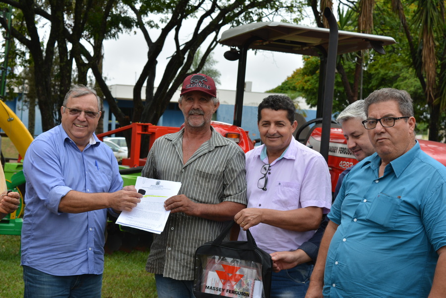 Prefeito Ricardo Fávaro entrega patrulha mecanizada para duas associações rurais