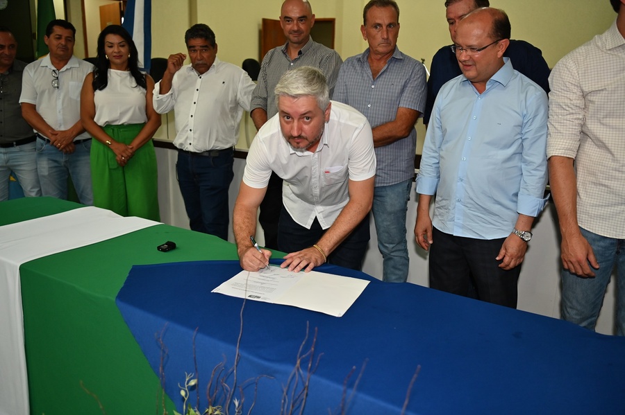 Prefeito Thalles Tomazelli, governador em exercício Barbosinha e vereadores entregam obras de saneamento e assinam autorização para o convênio de reforma e revitalização da Praça Santos Tomazelli e cooperação para instalação do Corpo de Bombeiros de Itaquiraí