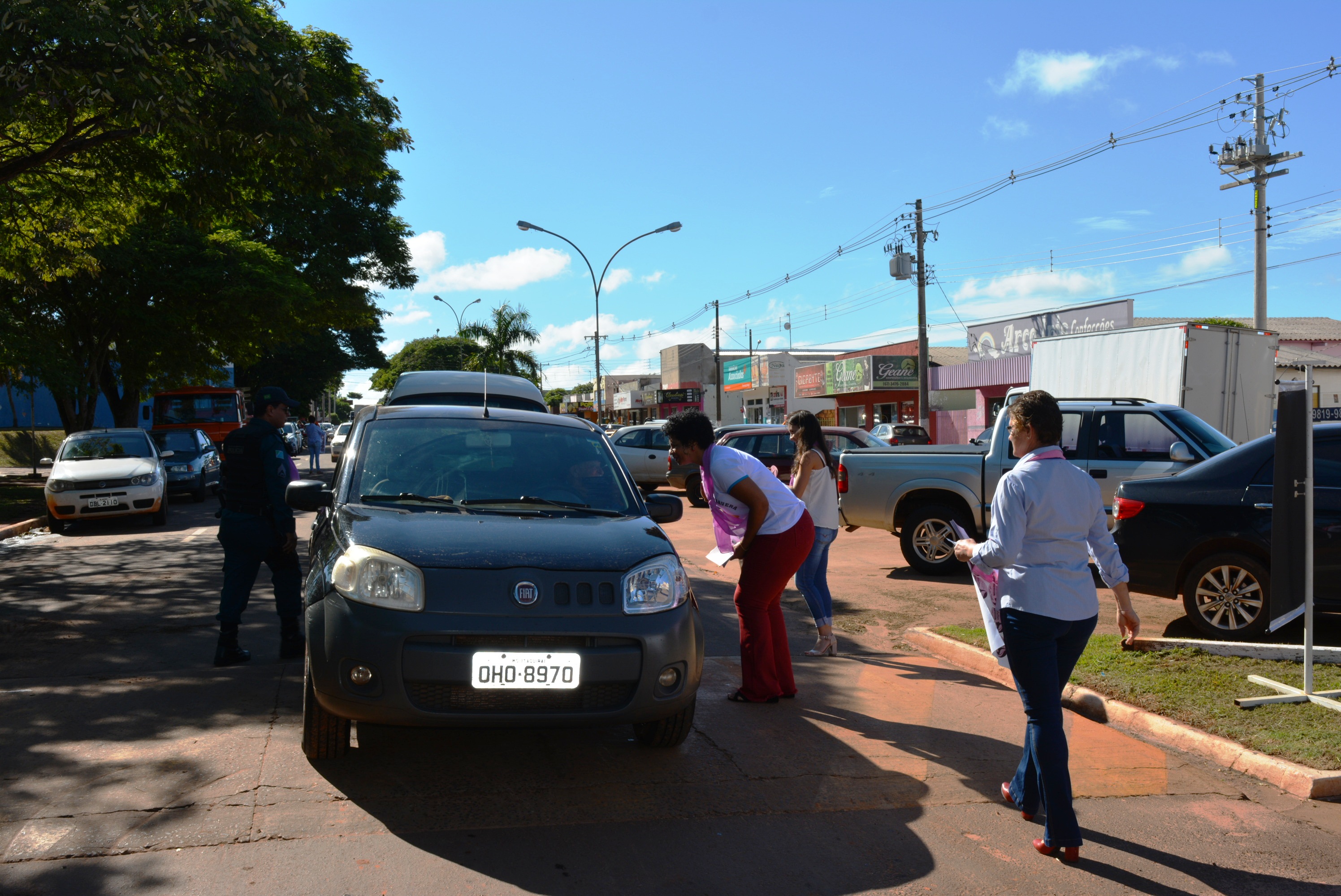 Coordenadoria da Mulher de Itaquiraí realiza blitz em alusão ao Dia Internacional da Mulher