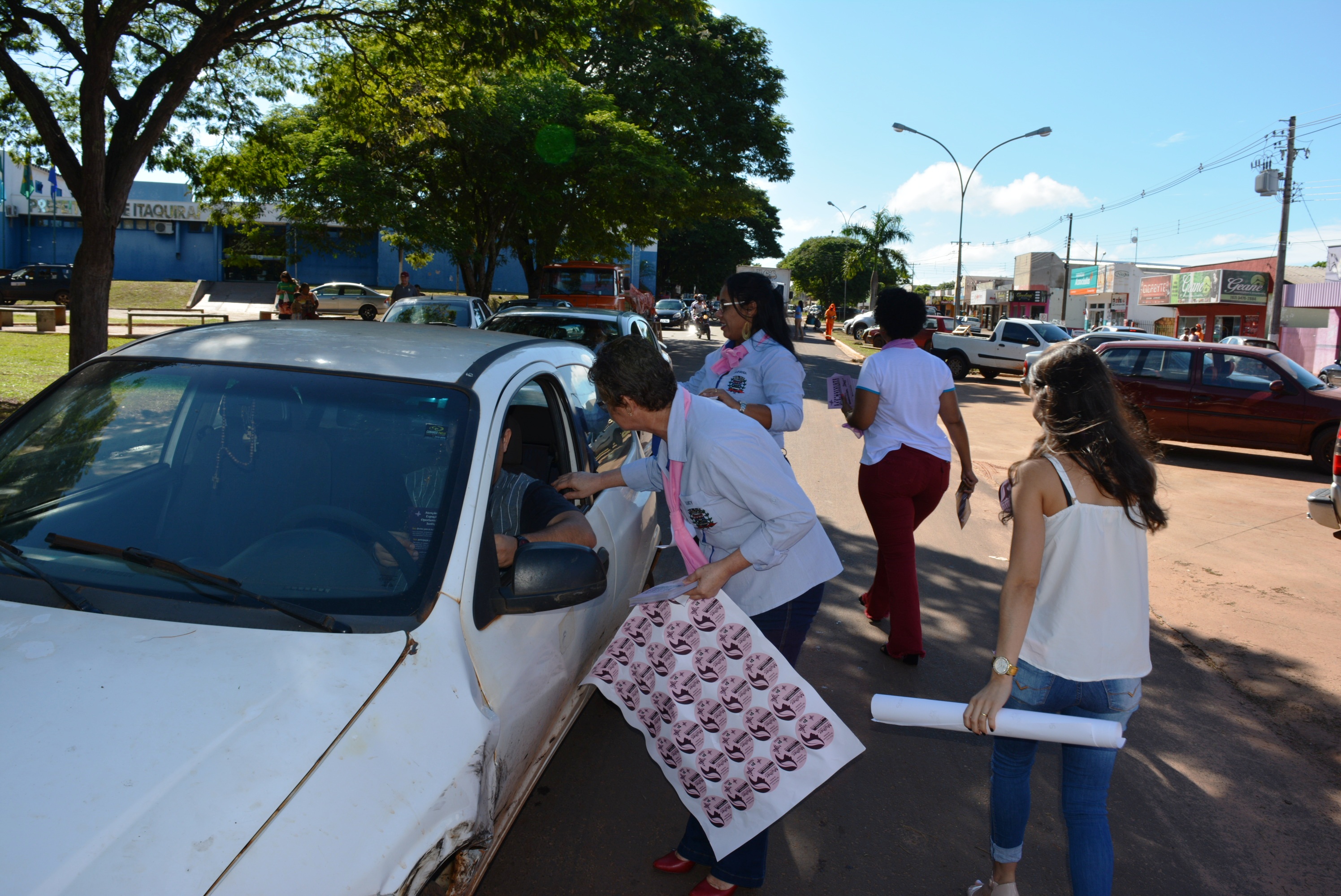 Coordenadoria da Mulher de Itaquiraí realiza blitz em alusão ao Dia Internacional da Mulher