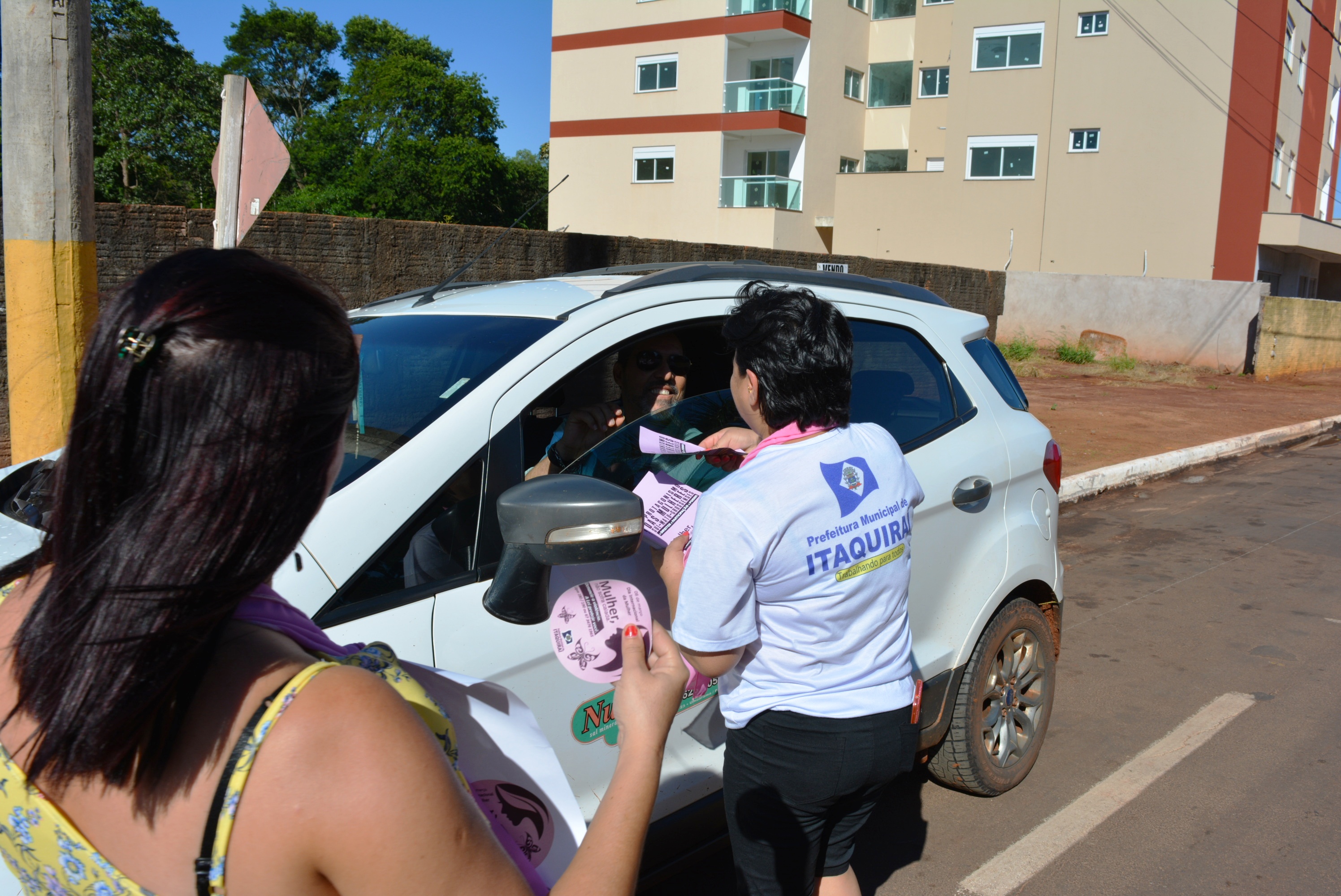 Coordenadoria da Mulher de Itaquiraí realiza blitz em alusão ao Dia Internacional da Mulher
