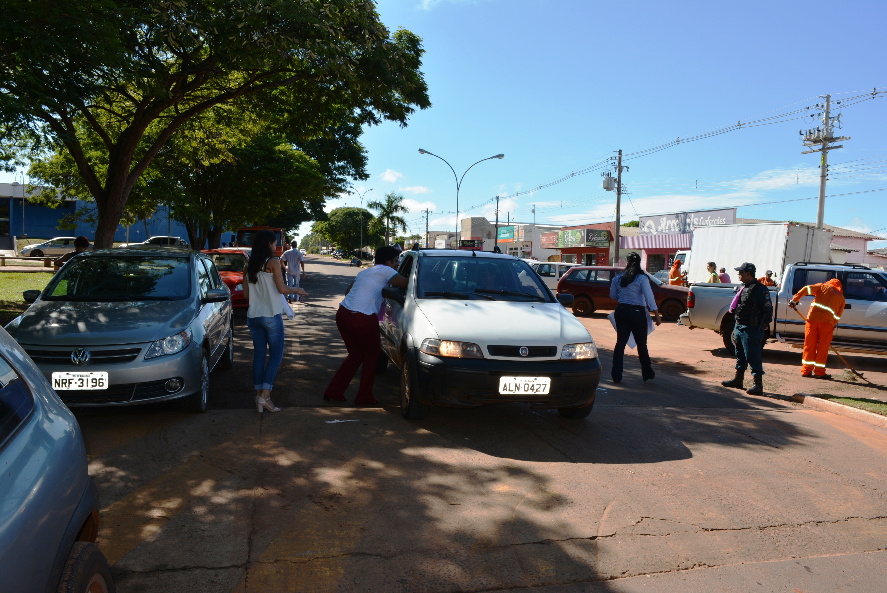 Coordenadoria da Mulher de Itaquiraí realiza blitz em alusão ao Dia Internacional da Mulher