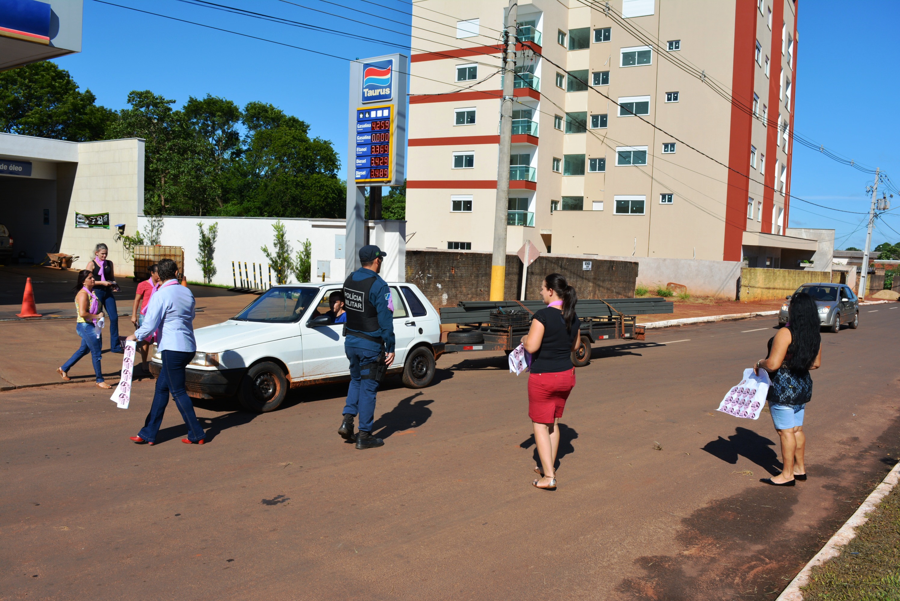 Coordenadoria da Mulher de Itaquiraí realiza blitz em alusão ao Dia Internacional da Mulher