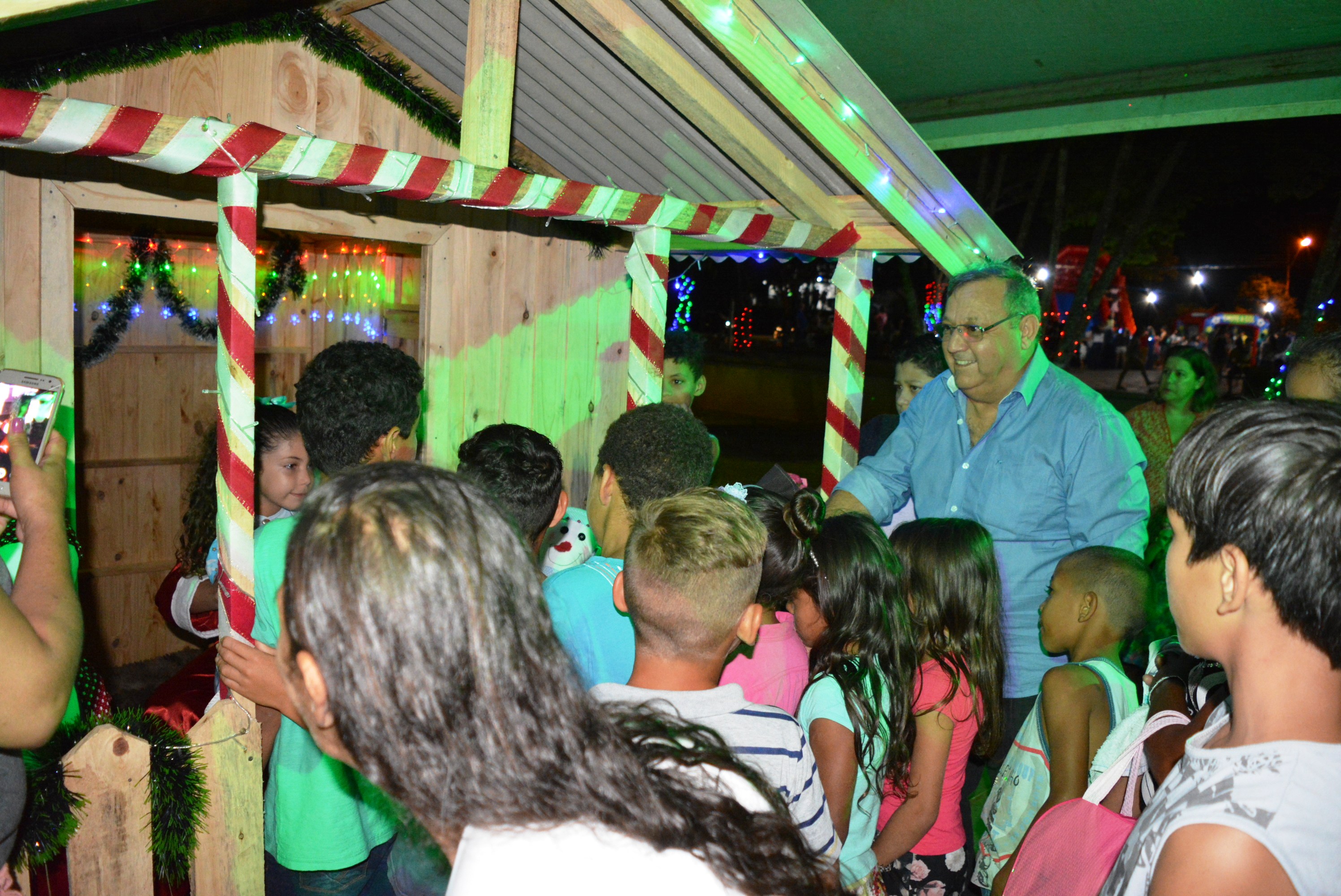 Itaquiraí abre festa alusiva ao Natal com luzes na Praça e chegada do Papai Noel