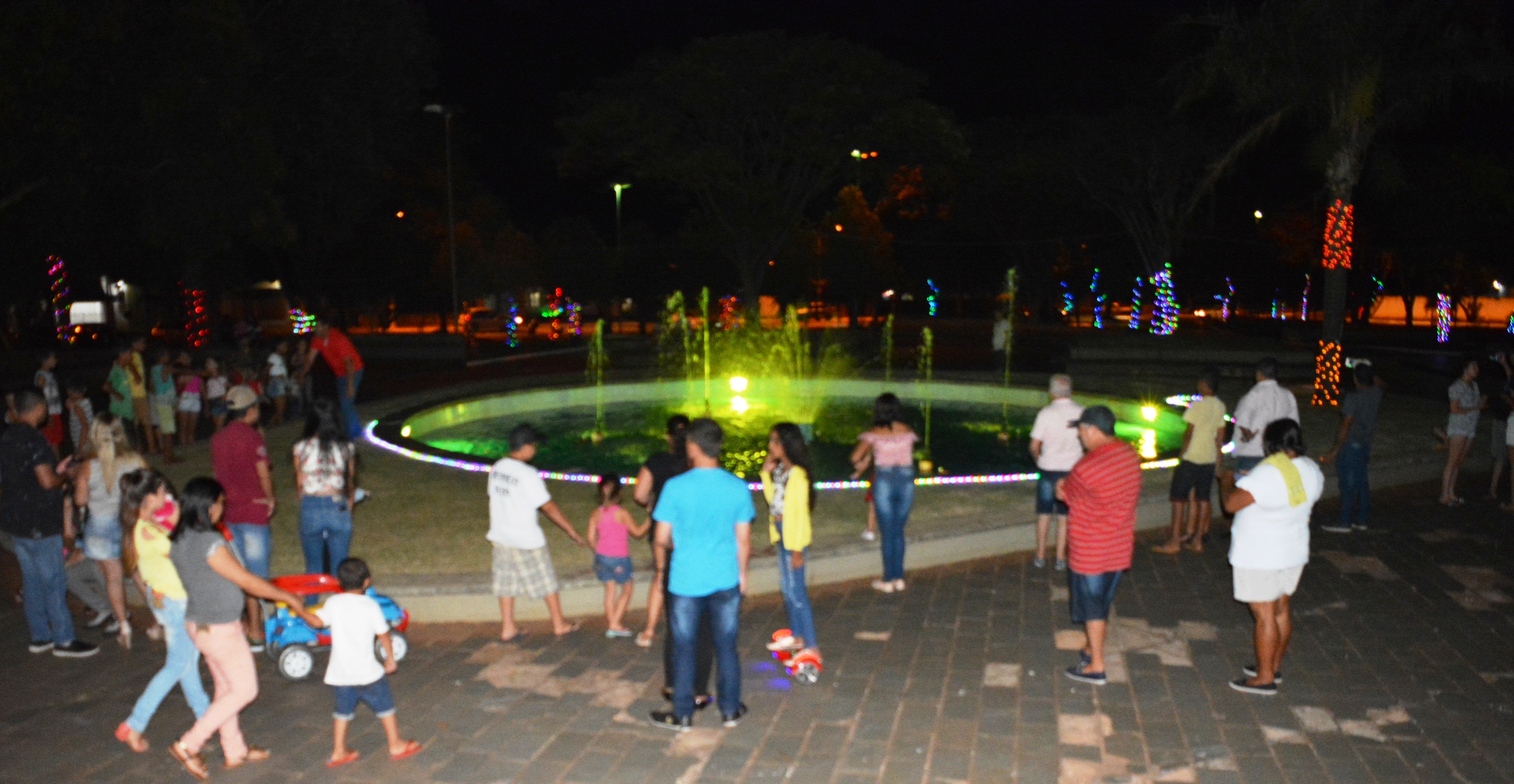 Itaquiraí abre festa alusiva ao Natal com luzes na Praça e chegada do Papai Noel