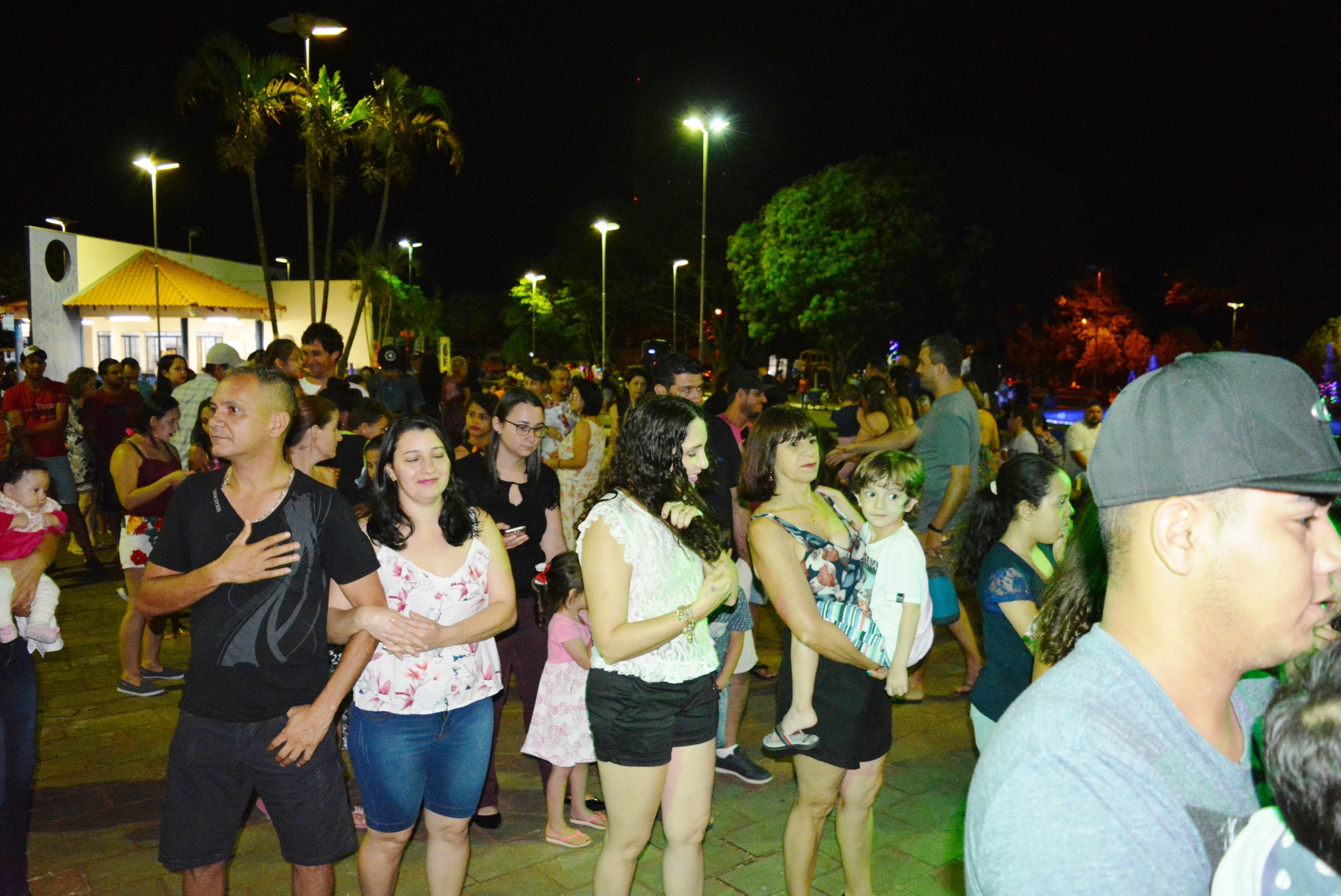 Itaquiraí abre festa alusiva ao Natal com luzes na Praça e chegada do Papai Noel
