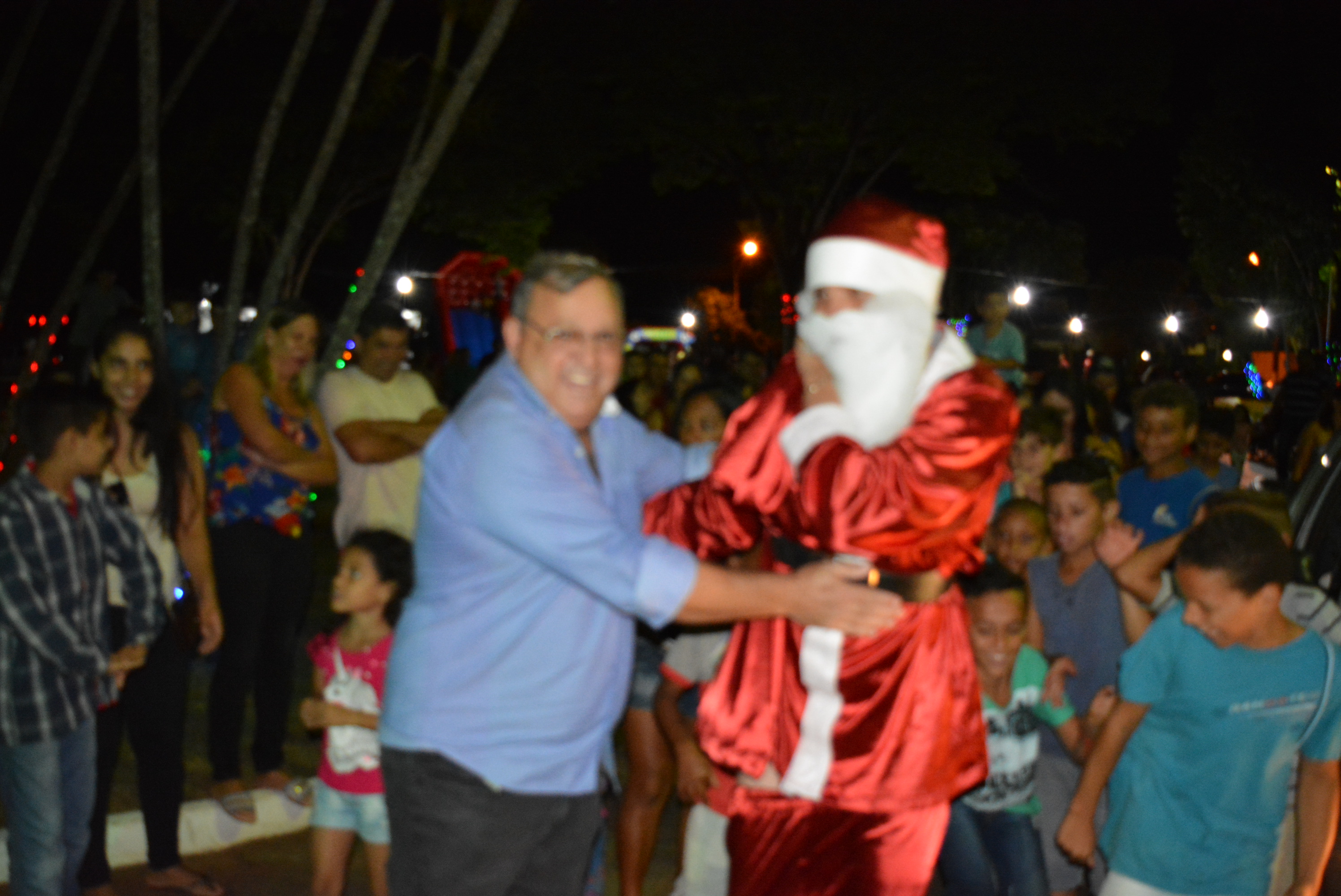Itaquiraí abre festa alusiva ao Natal com luzes na Praça e chegada do Papai Noel
