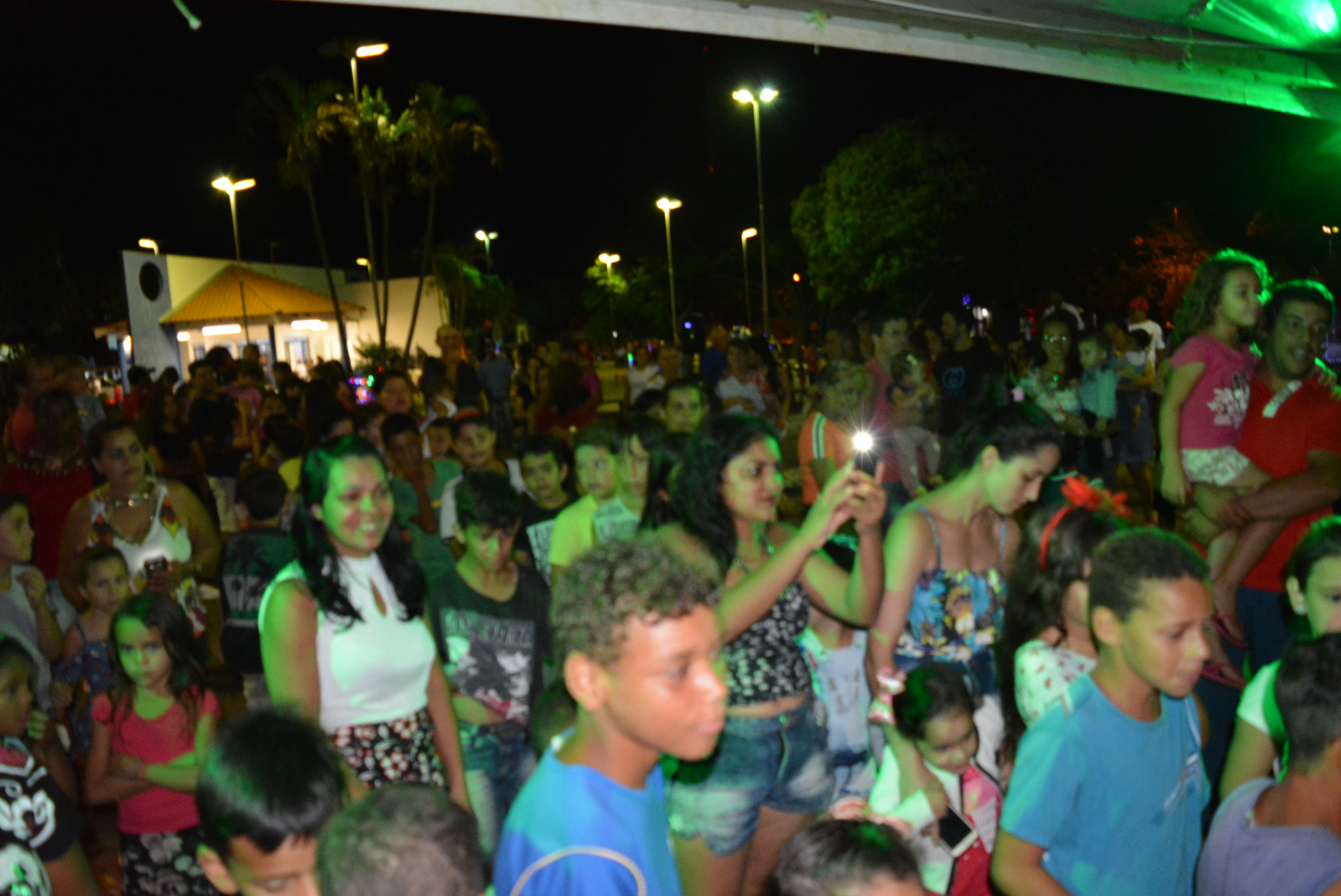 Itaquiraí abre festa alusiva ao Natal com luzes na Praça e chegada do Papai Noel