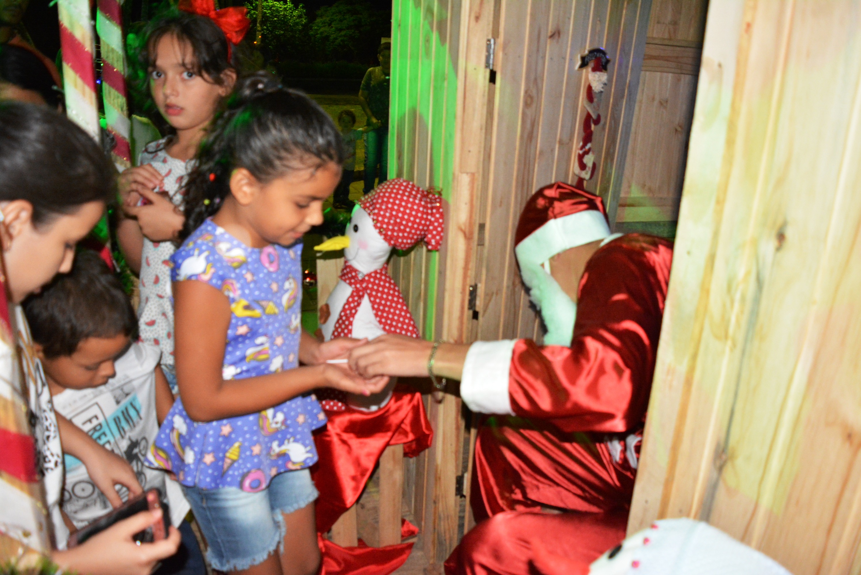 Itaquiraí abre festa alusiva ao Natal com luzes na Praça e chegada do Papai Noel