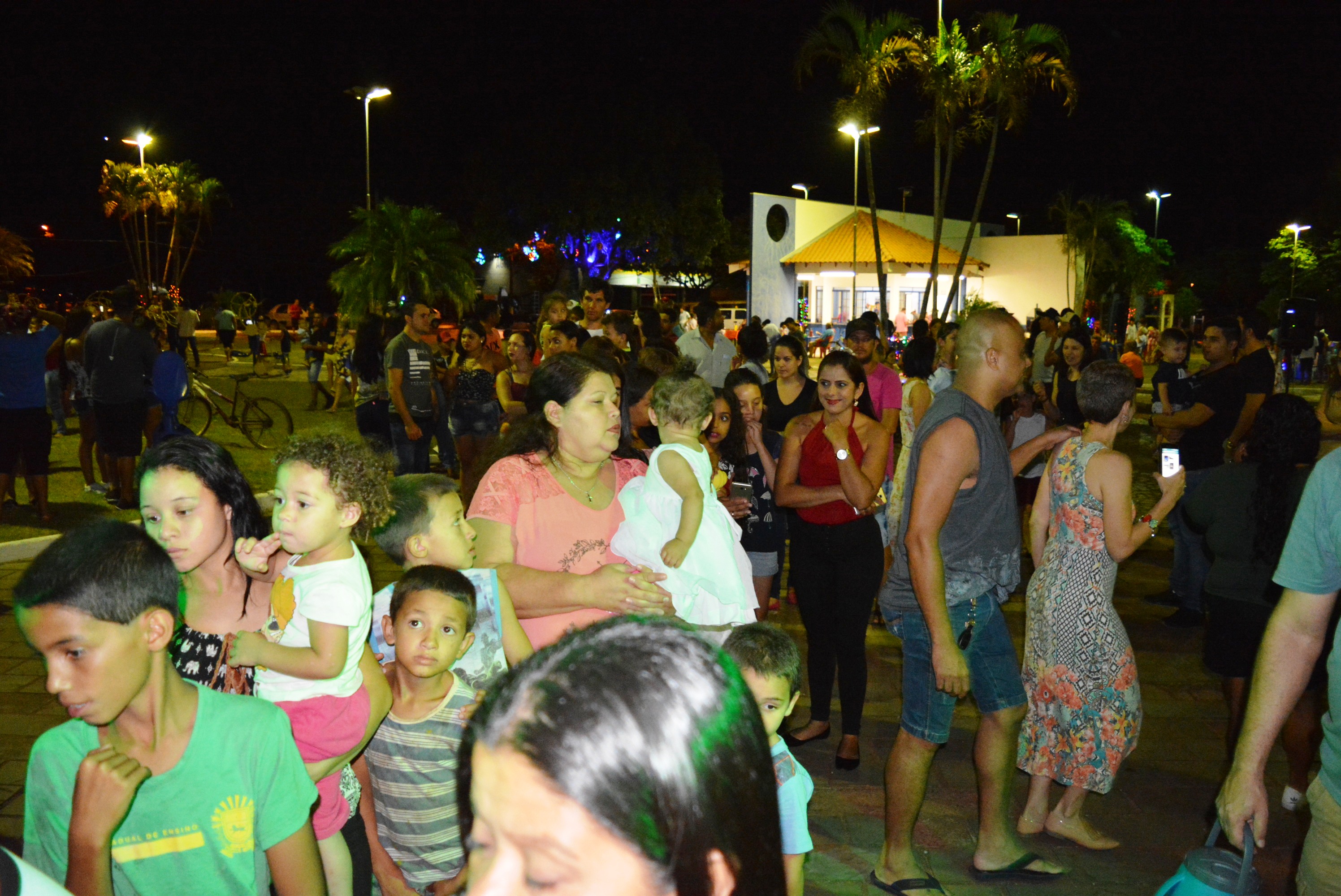 Itaquiraí abre festa alusiva ao Natal com luzes na Praça e chegada do Papai Noel