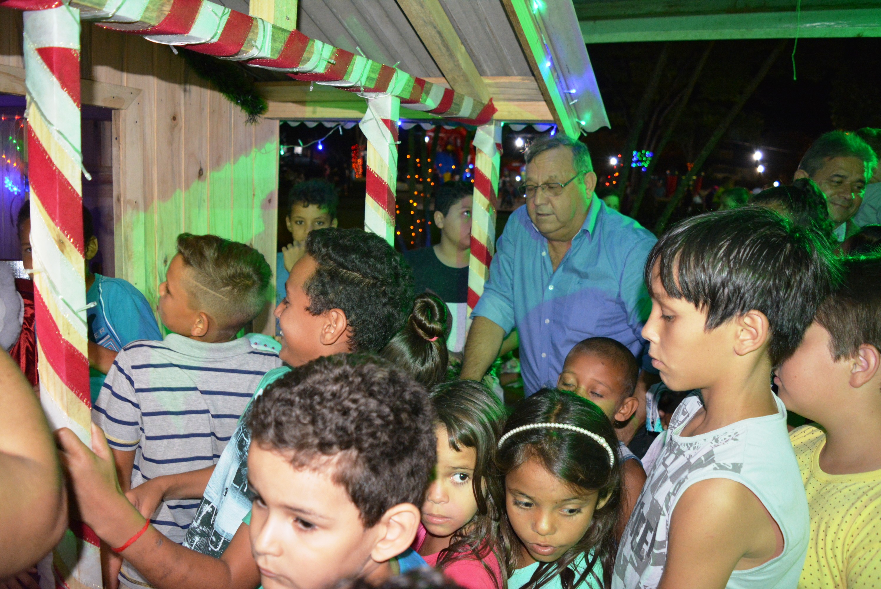 Itaquiraí abre festa alusiva ao Natal com luzes na Praça e chegada do Papai Noel