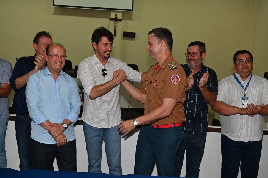Prefeito Thalles Tomazelli, governador em exercício Barbosinha e vereadores entregam obras de saneamento e assinam autorização para o convênio de reforma e revitalização da Praça Santos Tomazelli e cooperação para instalação do Corpo de Bombeiros de Itaquiraí