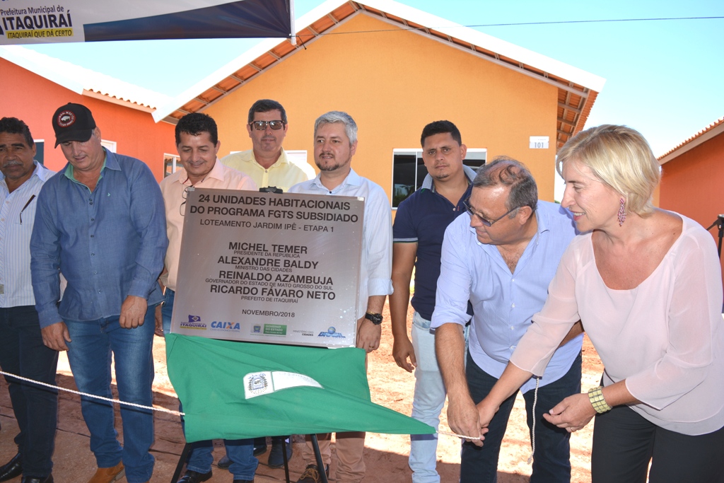 Presidente da Agehab e Prefeito Ricardo Fávaro entregam 24 casas em Itaquiraí