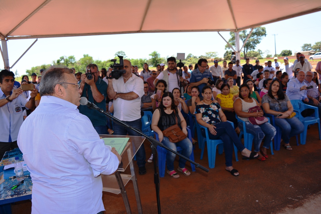 Presidente da Agehab e Prefeito Ricardo Fávaro entregam 24 casas em Itaquiraí