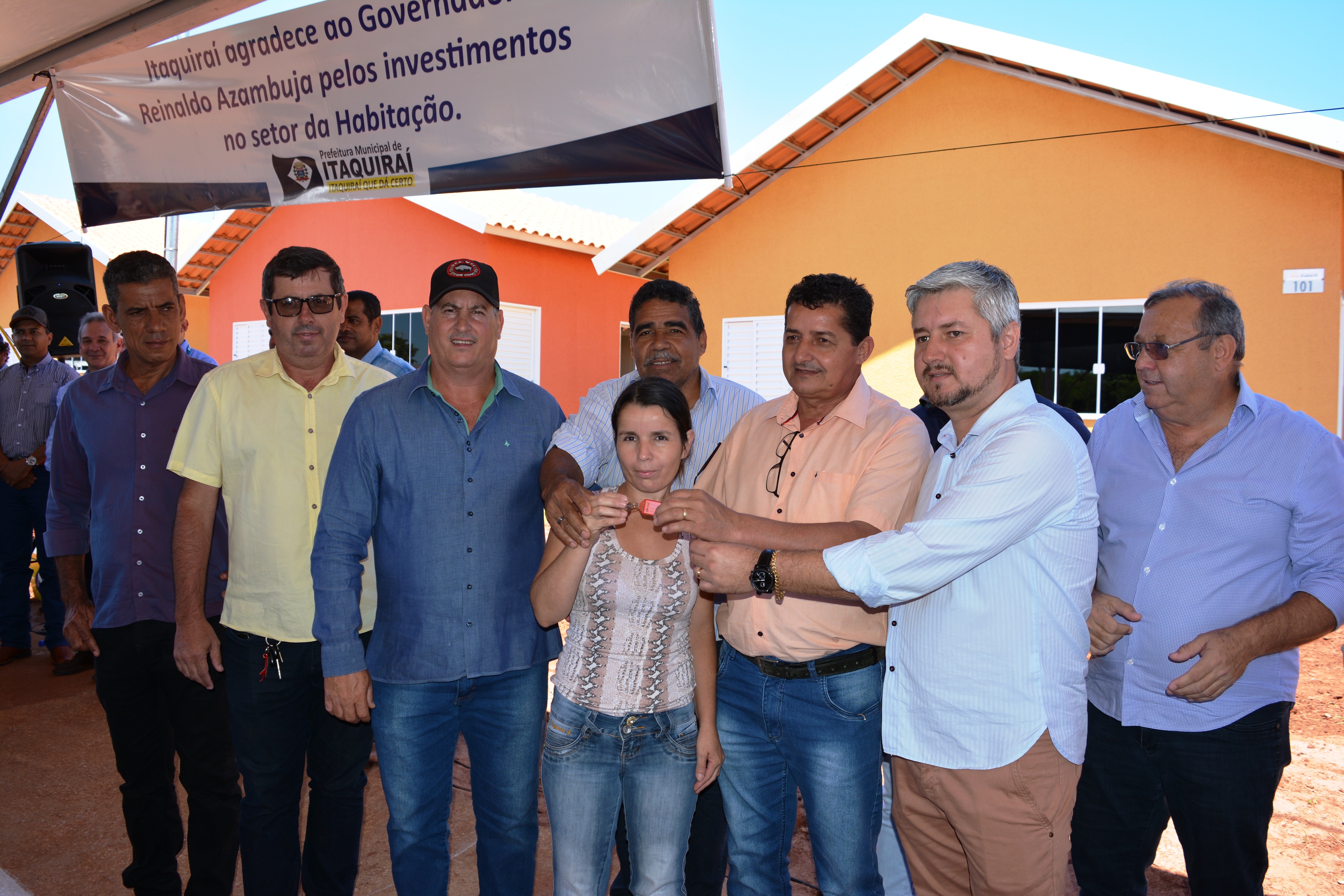 Presidente da Agehab e Prefeito Ricardo Fávaro entregam 24 casas em Itaquiraí