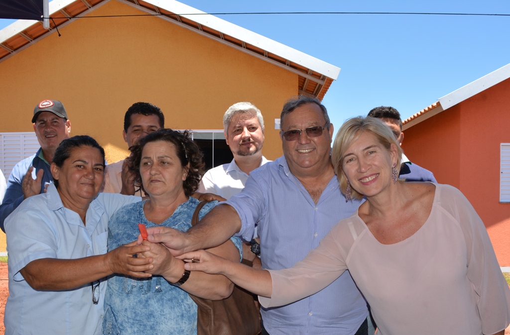 Presidente da Agehab e Prefeito Ricardo Fávaro entregam 24 casas em Itaquiraí