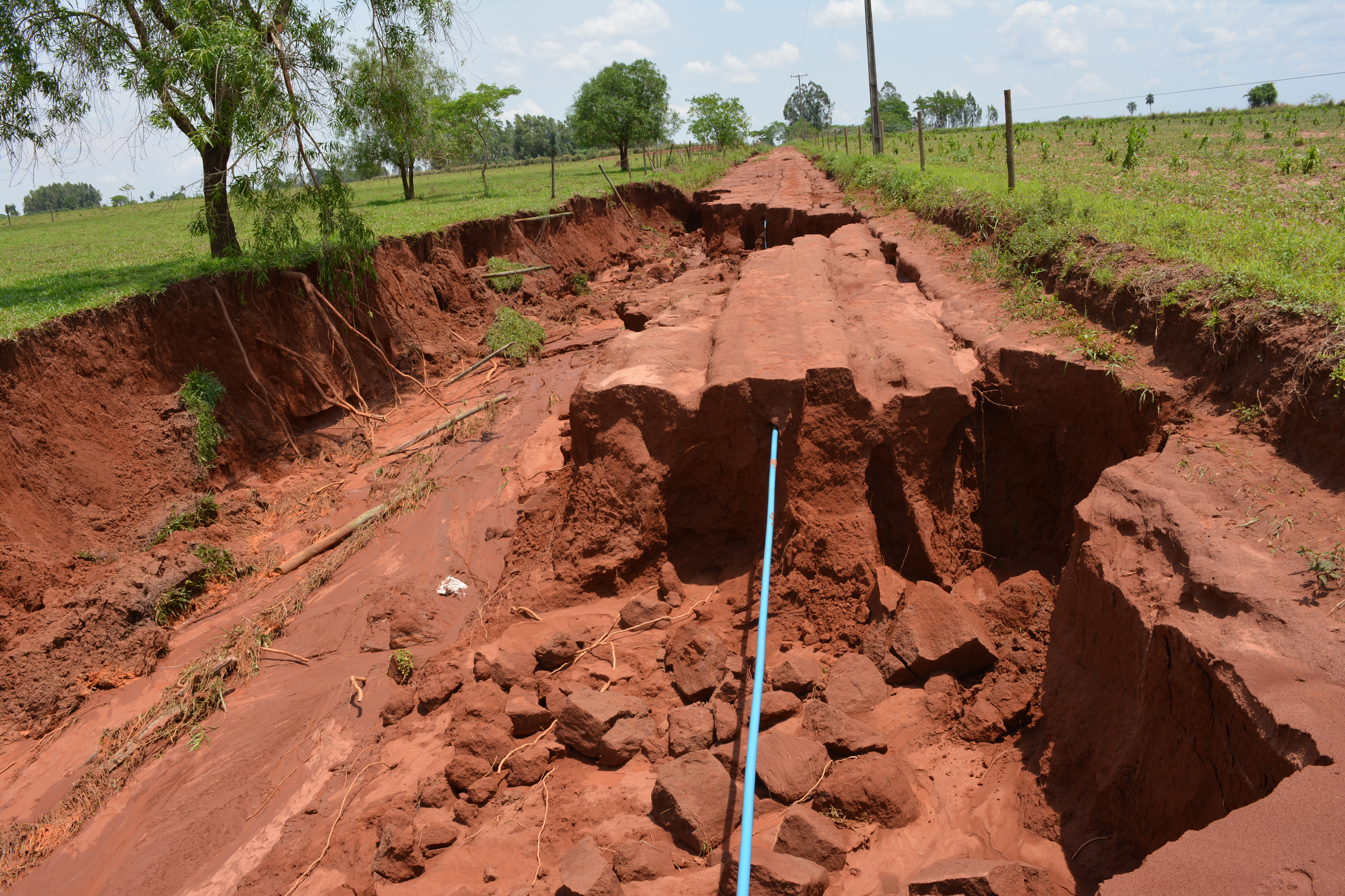 Chuvas fortes provocam erosão e destroem estradas vicinais rurais de Itaquiraí