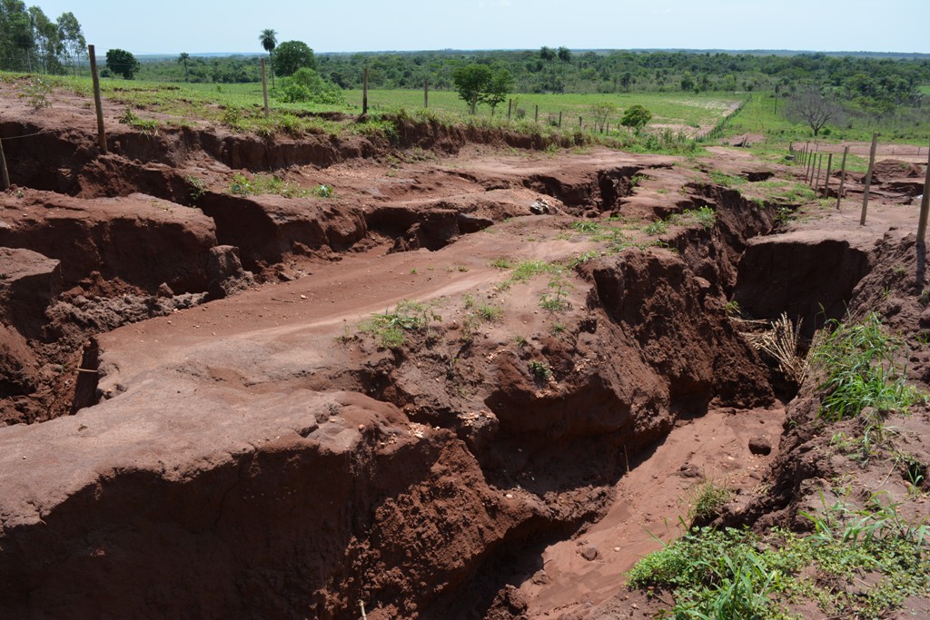 Chuvas fortes provocam erosão e destroem estradas vicinais rurais de Itaquiraí
