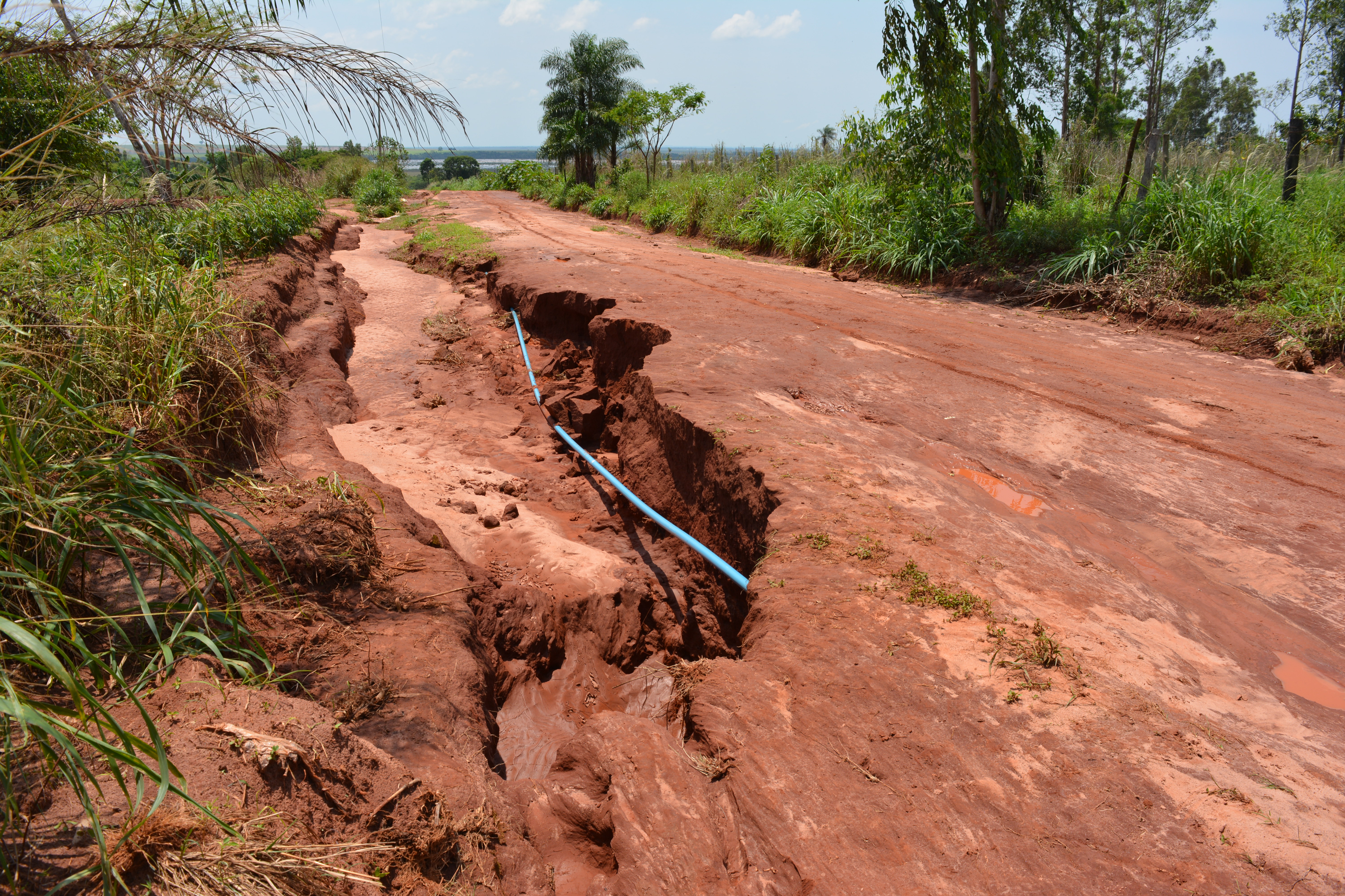 Chuvas fortes provocam erosão e destroem estradas vicinais rurais de Itaquiraí