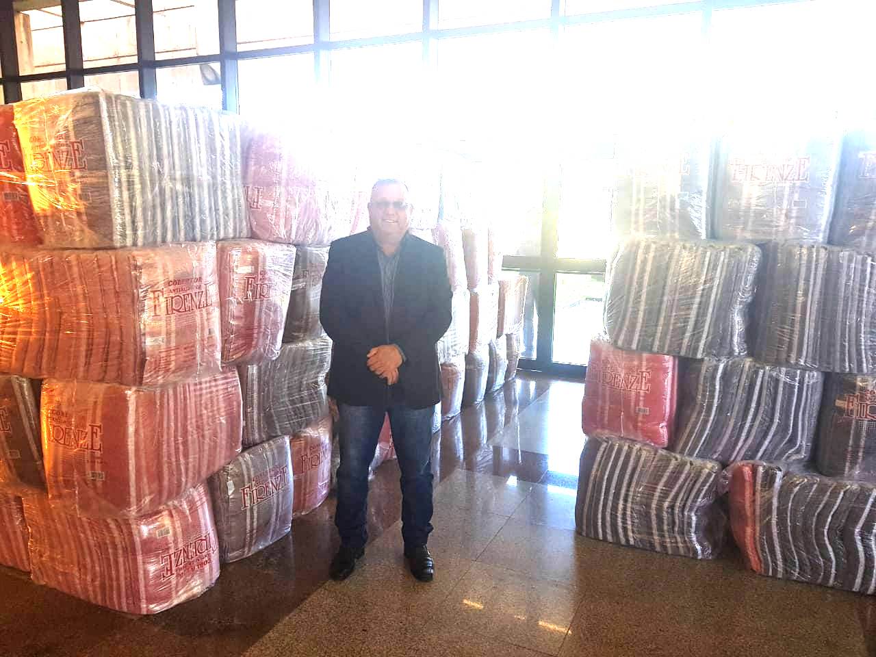 Prefeito Ricardo recebe 750 cobertores do Governo do Estado através da campanha Aqueça uma Vida