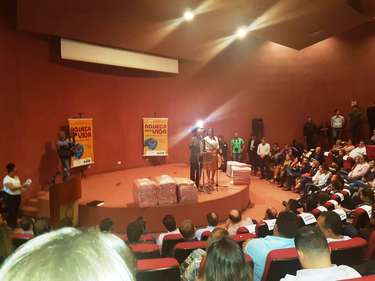 Prefeito Ricardo recebe 750 cobertores do Governo do Estado através da campanha Aqueça uma Vida