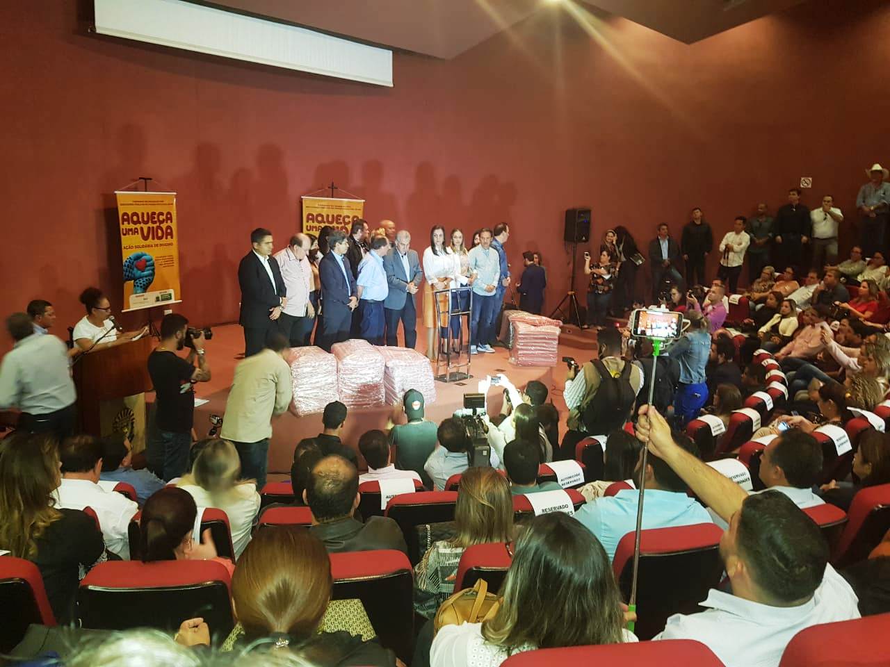 Prefeito Ricardo recebe 750 cobertores do Governo do Estado através da campanha Aqueça uma Vida