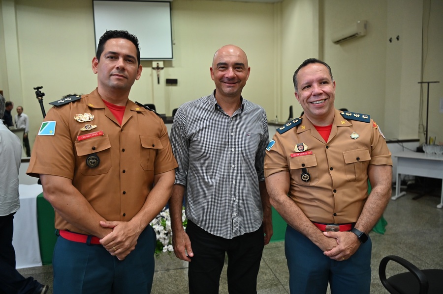 Prefeito Thalles Tomazelli, governador em exercício Barbosinha e vereadores entregam obras de saneamento e assinam autorização para o convênio de reforma e revitalização da Praça Santos Tomazelli e cooperação para instalação do Corpo de Bombeiros de Itaquiraí